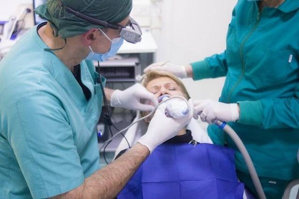 Quels sont les risques du blanchiment des dents chez le dentiste?